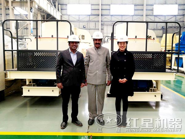 �׻�羺������ԱΪ�û��������ʯ��ɰ�豸֪ʶ